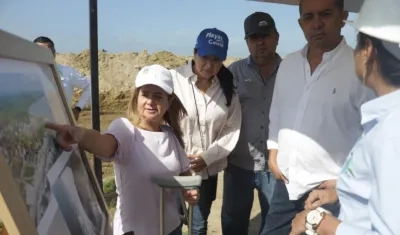 Elsa Noguera visitando las obras en Salinas del Rey. 