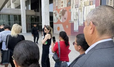Familia colombiana espera en fila para ingresar a la corte de inmigración en Los Ángeles, California