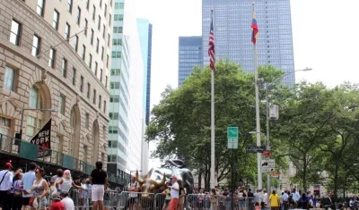 Izada de bandera de Colombia al lado de la de EE.UU.