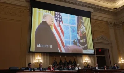 Imagen presentada hoy de Donald Trump presenciando el asalto al Capitolio.