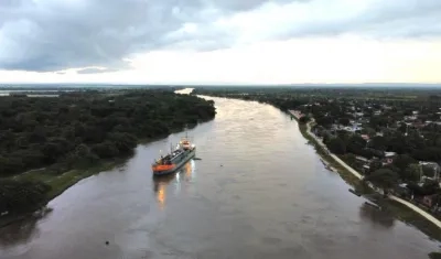 La draga Mahury, frente al municipio de Santa Lucía.
