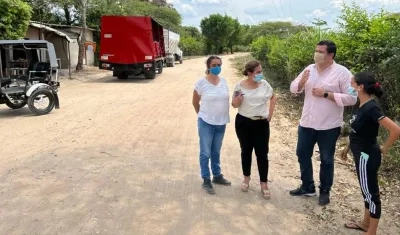 El Alcalde Gustavo De la Rosa visita la vía a pavimentar