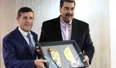 Stefano Ceci le entrega el regalo al presidente Maduro.