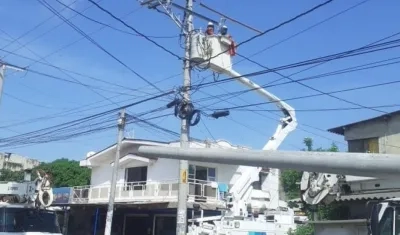 Operarios de Air-e en plena labor.