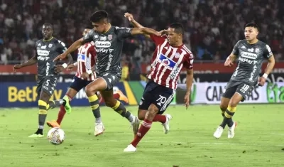 El goleador Carlos Bacca en lo suyo, atacando al rival.