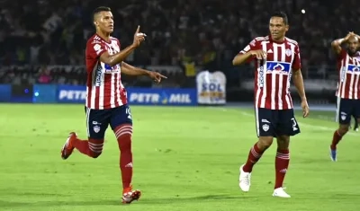 Nelson Deossa celebrando el gol con Carlos Bacca.