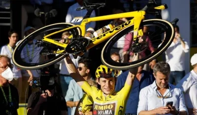 Jonas Vingegaard celebra con si bicicleta. 