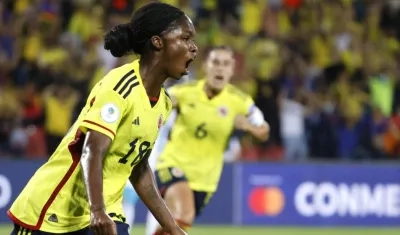 Linda Caicedo celebrando el gol de la clasificación.