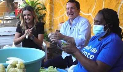 El Secretario de Desarrollo Económico, Miguel Vergara, compartiendo con una de las emprendedoras.