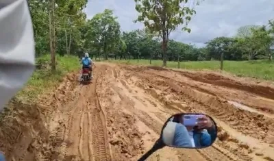 Asi se movilizan los habitantes de Montelíbano camino al colegio Antonio Nariño.