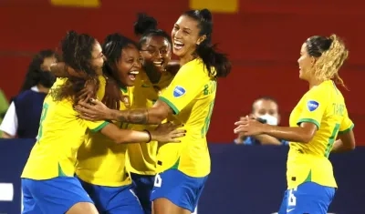 Jugadoras de Brasil celebrando el gol de Ary Borges.