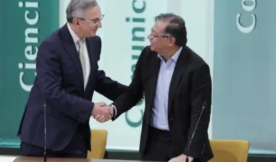 El presidente electo Gustavo Petro saluda al rector de la Universidad Externado, Hernando Parra Nieto. (i), durante un acto en esa institución educativa.