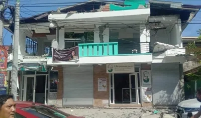 Una casa de dos pisos afectada luego del terremoto de Filipinas.
