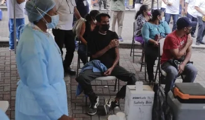 Ciudadanos guatemaltecos esperan turno para ser vacunados contra Covid-19.