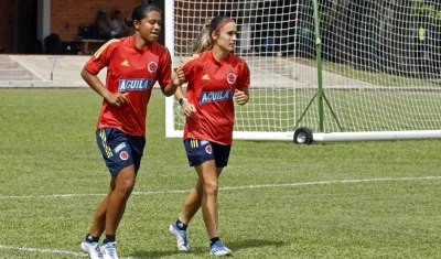 Mónica Ramos al lado de Daniela Montoya. 