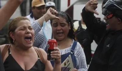 Seguidores de Darío Gómez entonan sus canciones a la salida de Medicina Legal.