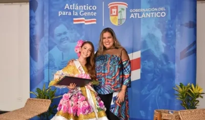 Valentina Gutiérrez Rodríguez junto a la Secretaria de Cultura.