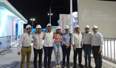 El Gerente General de Air-e, John Jairo Toro, entre otros, en la subestación Norte.