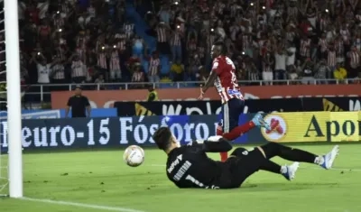 Edwuin Cetré, celebrando el segundo gol juniorista.