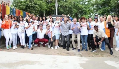 El Alcalde José Fernando Vargas con un grupo de beneficiarios del programa.