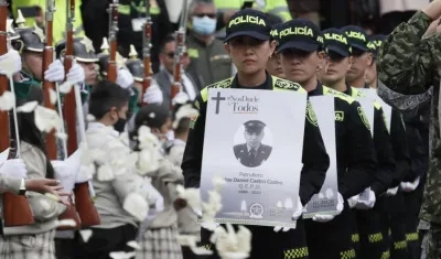 Policías llevan las imágenes de sus compañeros asesinados por bandas criminales como Clan del Golfo y la guerrilla del ELN.