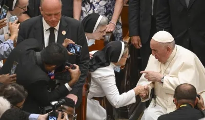 El papa Francisco habla con religiosas en la Catedral de Quebec.