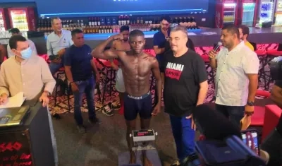 Yuberjen Martínez tras el pesaje oficial.