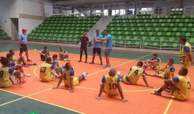 Jugadores de Barranquilleros FS escuchan al entrenador Kevin Sánchez. 