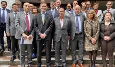 Petro con su cancilller designado Álvaro Leyva junto a los embajadores del Caribe.