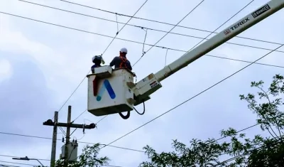 Técnicos de Air-e en plenos trabajos.