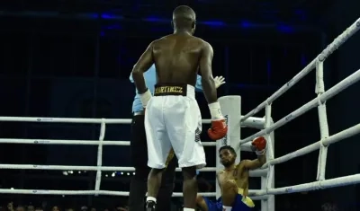 El venezolano Yeison Hernández cae a la lona, tras la golpiza de Yuberjen Martínez.