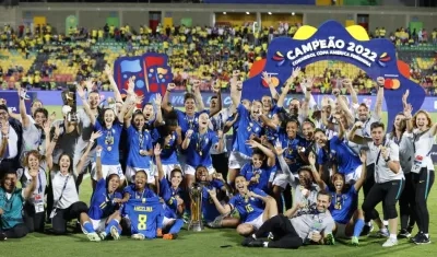 Jugadoras de Brasil celebrando el campeonato.