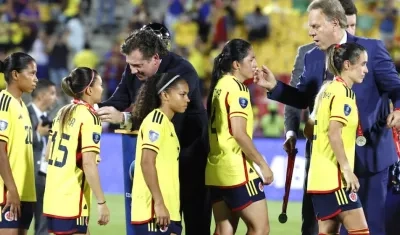 Jugadoras de Colombia recibiendo las medallas del subcampeonato.