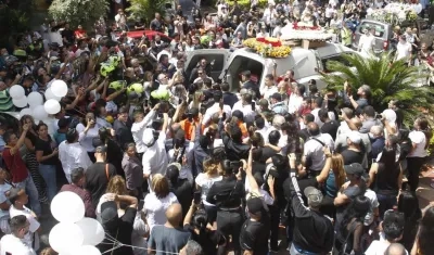 La multitud de fanáticos de Darío Gómez rodea el cortejo fúnebre.