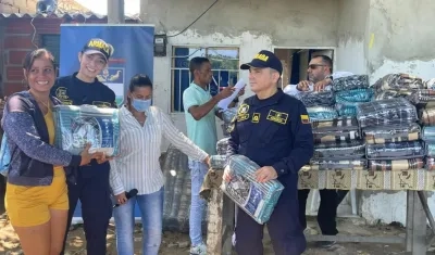 Entrega de ayudas a las familias afectadas.