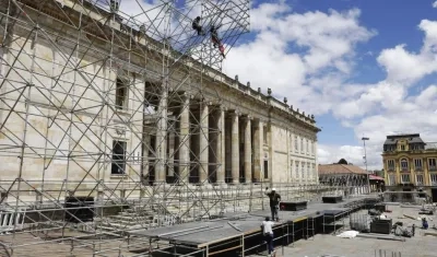 Varios hombres trabajan en el montaje de la logística para la posesión de Gustavo Petro.