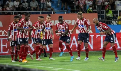 Jugadores de Junior celebran un gol. 