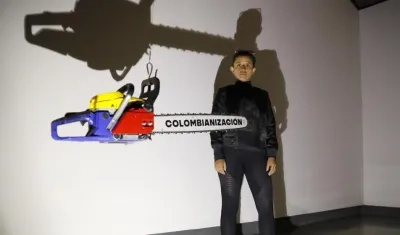 Nadia Granados posa al lado de un fragmento de su obra. 