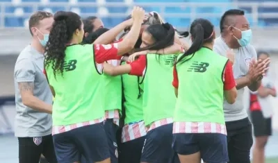 Jugadoras de Junior celebran un gol. 
