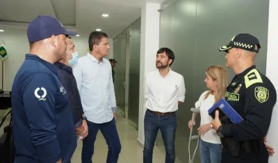 El Alcalde Jaime Pumarejo, la Gobernadora Elsa Noguera y el Alcalde de Rodolfo Ucrós junto al nuevo Comandante de la Metropolitana, Coronel Jorge Urquijo,