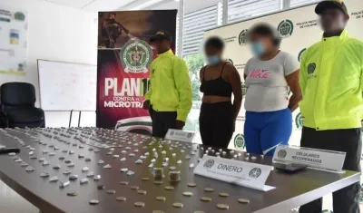 Alias 'Chola' y 'Niña' con las dosis de bazuco incautadas.