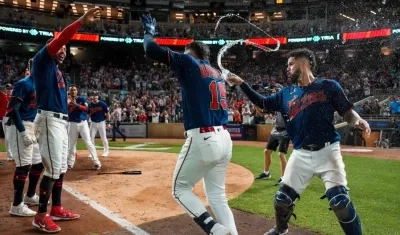 Giovanni Urshela anota tras su impresionante cuadrangular. 