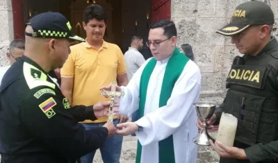 El Brigadier General Nicolás Zapata entrega al párroco William Alberto Narváez los elementos hurtados.