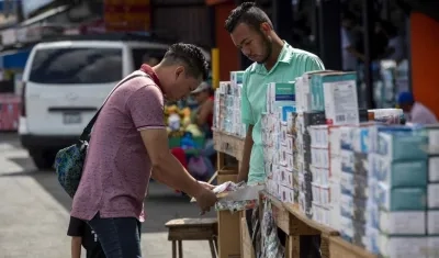 Foto de archivo de una persona comprando tapabocas en el centro de Managua.