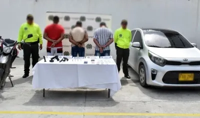 Los tres capturados, el vehículo, la moto, las armas y dinero en efectivo.