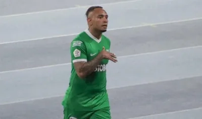 Jarlan Barrera sale de la cancha provocando al público. 