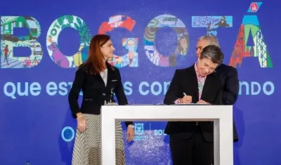 La Alcaldesa de Bogotá, Claudia López, firmando el convenio.