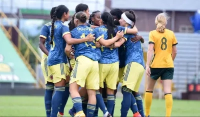 Jugadoras de Colombia festeja un gol. 