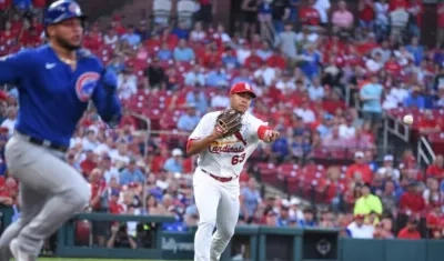 José Quintana saca de circulación a un jugador en la primera base. 