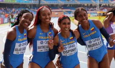 Melany Bolaño Cassiani al lado de sus compañeras del equipo de 4X100.